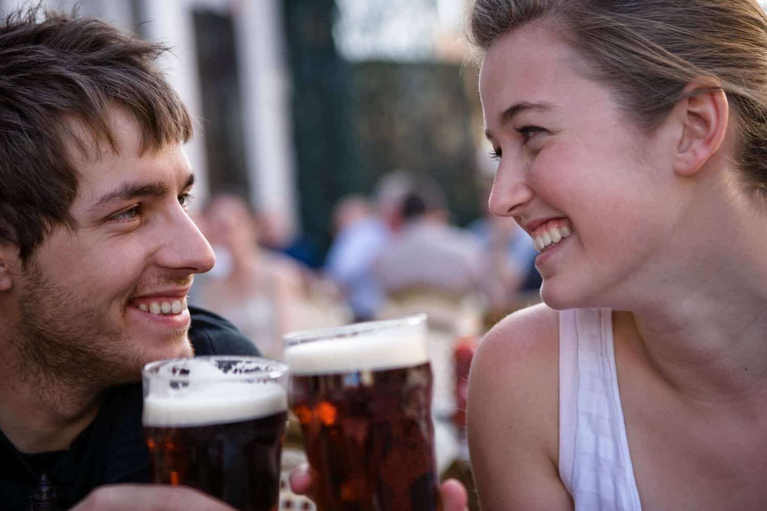 Попит фото. Парень и девушка с пивом. Парень с пивом. Женщина с пивом. Пить пиво.